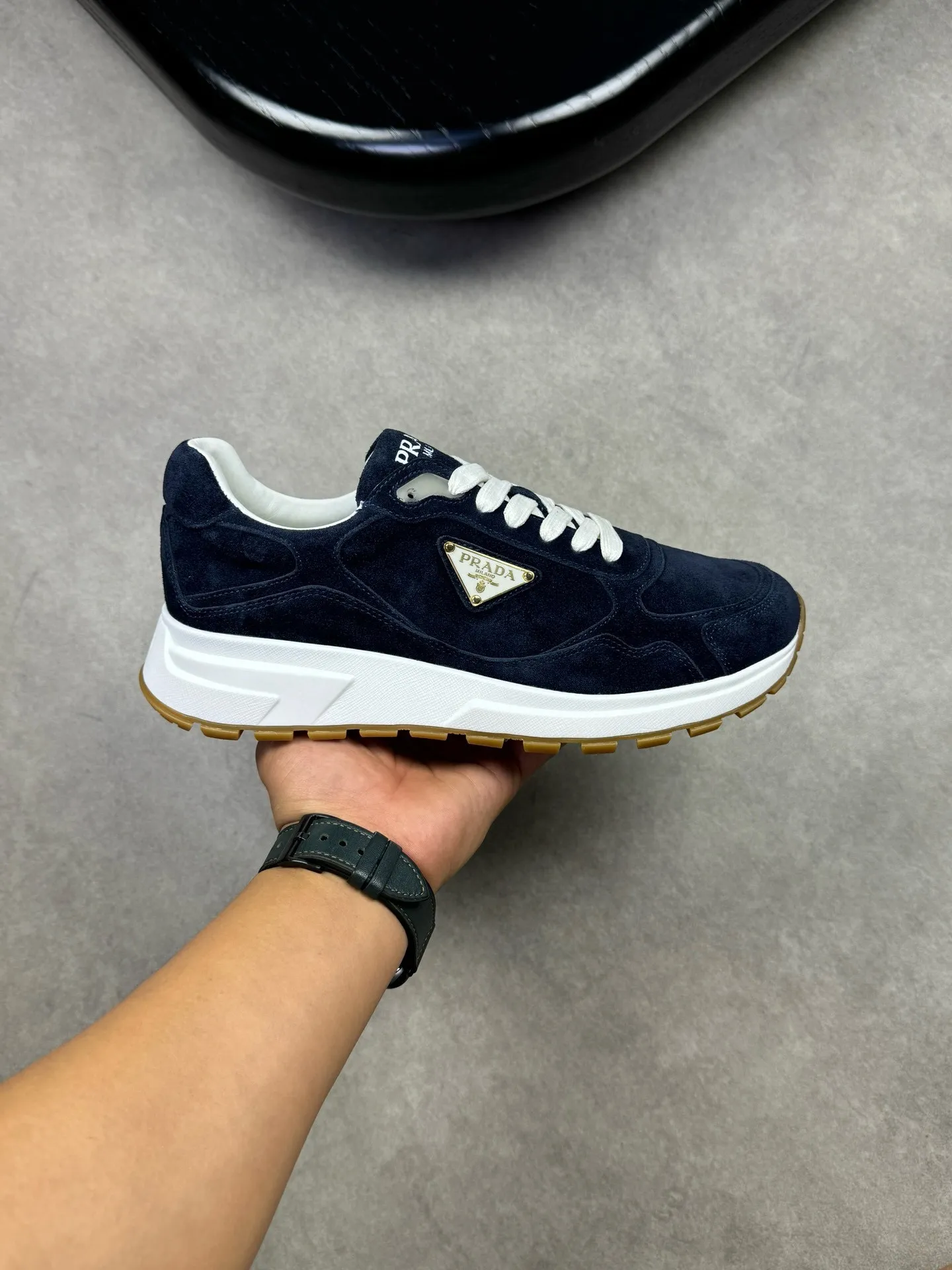 Batch 420, Prad* Prada's new men's thick-soled leather sports and casual shoes are made of imported high-value suede cowhide, combining elegant style and innovative design. The outer side is decorated with an enameled metal triangle logo, and the 4.5cm concave and convex rubber thick sole is full of modern style. The Prada letter logo is decorated on the heel and tongue, all of which illustrate the brand style. , soft, light, comfortable and durable on the feet! 38-44